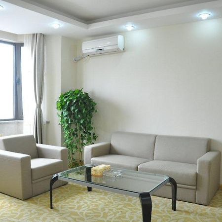 Super 8 Hotel Qingdao Railway Station Gui Zhou Road Extérieur photo